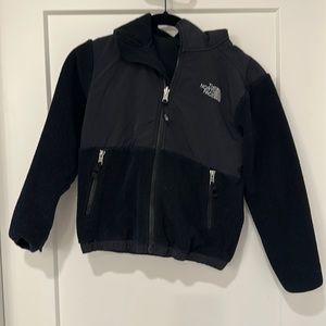 Youth The North Face Denali hooded fleece jacket, black size small, 7–8
